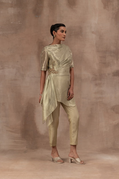 Drape top in metal green tissue with half sleeve