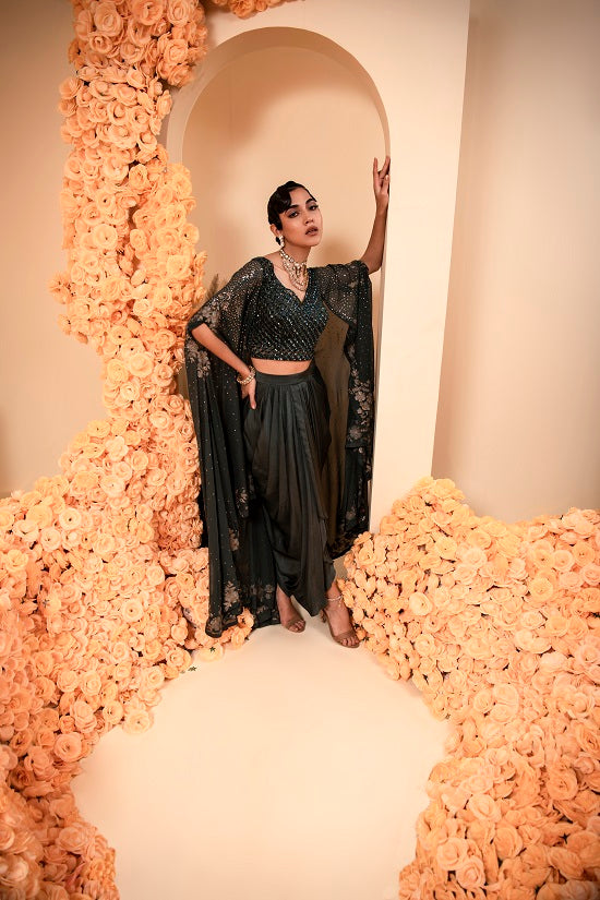Sequin embroidered blouse combined glass beads and with cape